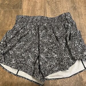 Lululemon Tracker Low-Rise Lined Short 4"
